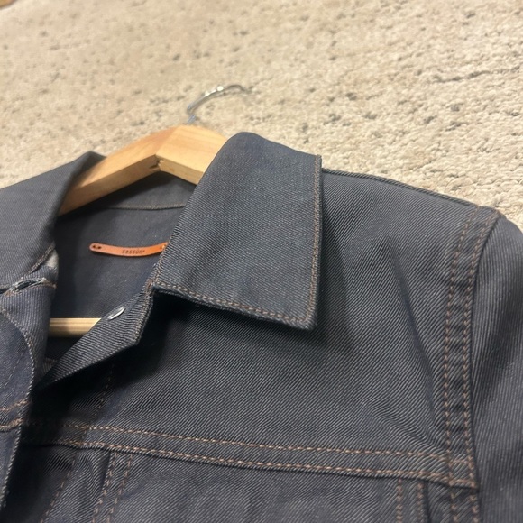 Sessun M NWOT dark blue denim “Tosca”
Jean Jacket with Modern Design- stiffer - Picture 10 of 14